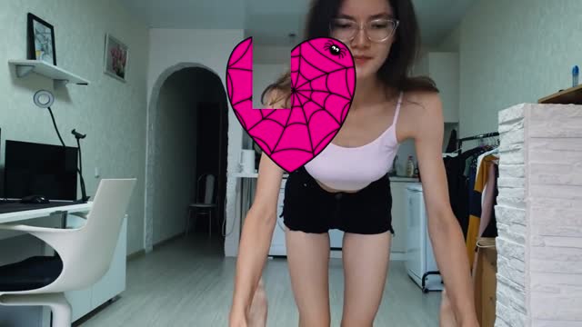 女孩喜欢玩弄鸡巴热情地吮吸它直到她填满她的