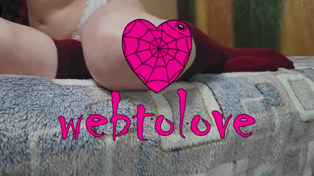 宝宝收到情人节礼物并喜欢新玩具