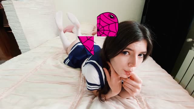 穿着校服和迷你短裙的美女被干遍全身