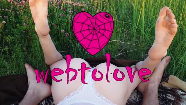 日落时分与女孩的浪漫约会以在空旷的田野上进行户外性爱结束