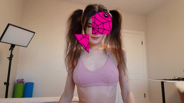 一个化妆扎着辫子的宝贝被深深地插进喉咙然后在