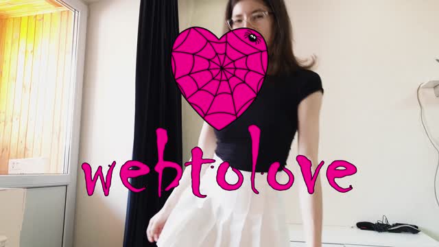 穿裙子的女学生目不转睛地吮吸着我的阴茎然后得到了性