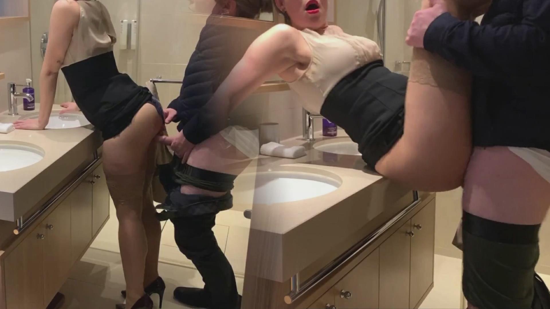 公司小白领被经理潜规则~卫生间偷情后入