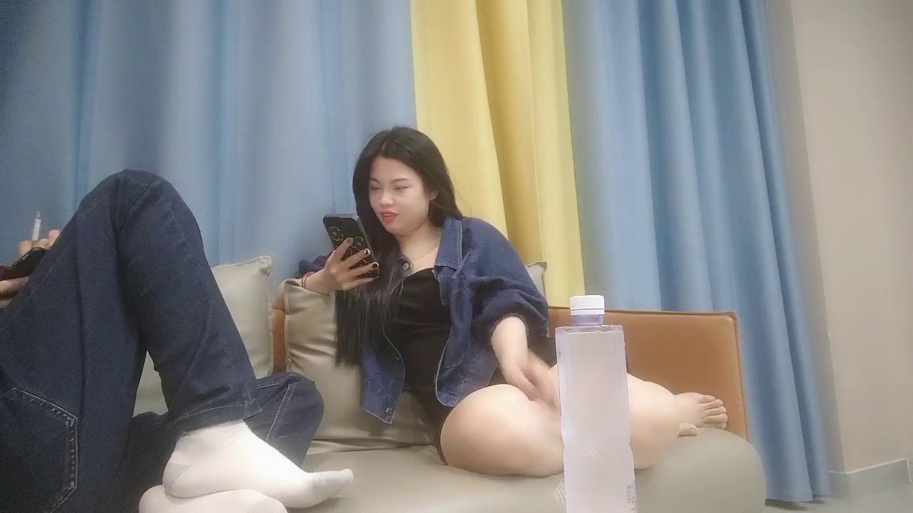 小马循环同城约炮丰满牛仔妹，善用深喉!。