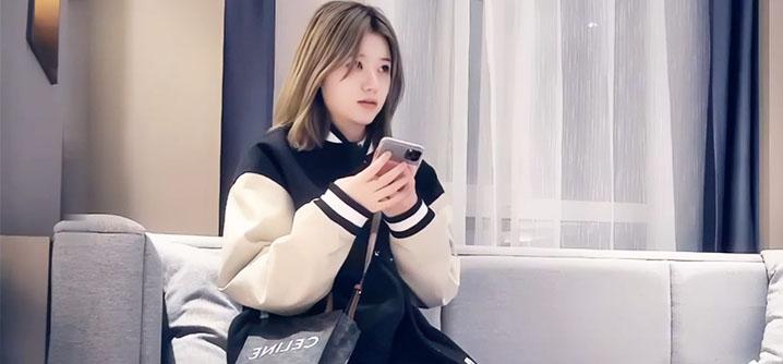 【LOVE小天探花】棒球服短发萌妹子啪啪，脱掉衣服花臂纹身看不出社会人，腰细胸大侧入妹子被操哭了