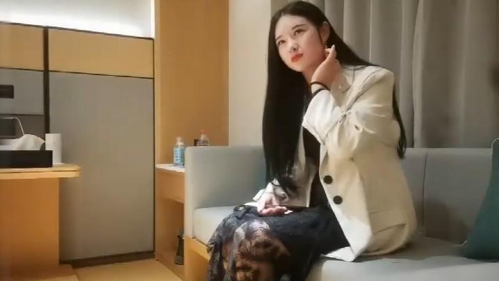 文轩探花约了个性感黑裙大长腿妹子啪啪，舌吻互摸调情口