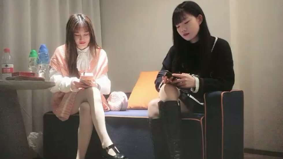 大屌哥高价约两01年萝莉萌妹双飞一人一套连体网袜,轮流爆插,第二炮炮让妹纸扎双马尾单挑。