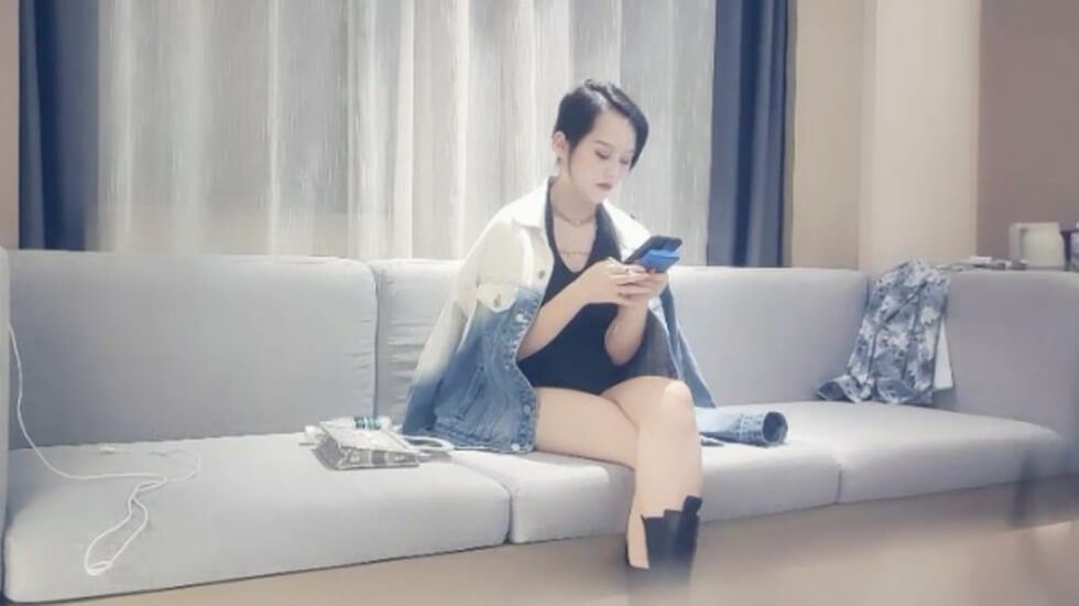 探花系列-高价约操上海名媛,沙发上多姿势爆操。