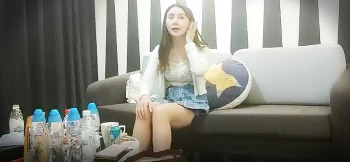 【91沈先森】短裙甜美萌妹子被操哭，粉嫩美穴清晰可见，太大妹子操的受不了