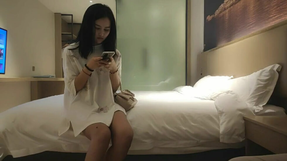 小马寻花约白衣外围妹子,蹲着深喉口交,后入撞击啊啊叫操的受不了。