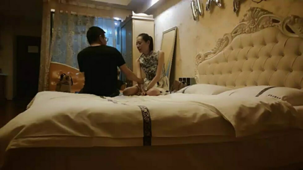 深夜约做指甲少妇张开双腿JB刚插入就开始淫荡起来了。