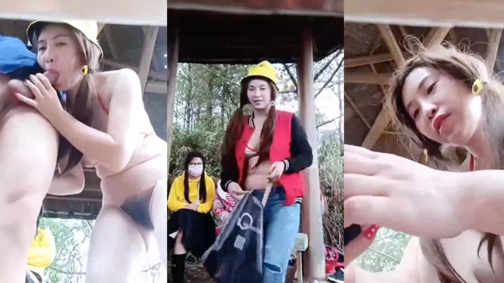 【户外凉亭野战】这大哥真可以啊花了一百多块玩了个4P小骚逼露脸猛壮士轮操三女后入激情不知道是干出血还是来姨妈