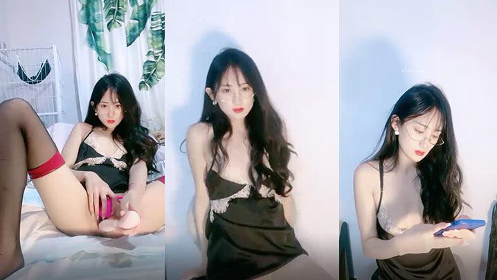 【美到爆炸10级甜美小姐姐】丝足美腿女神，难得下海居然还喷水，带上眼镜 简直了 像家庭教师系列女主