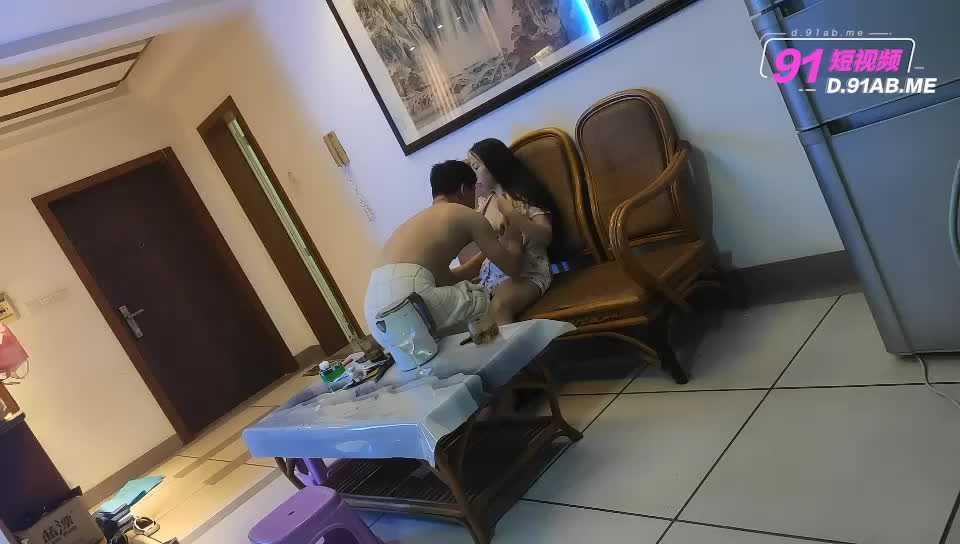 好兄弟夫妻来家里玩换妻游戏，两个媳妇换着操