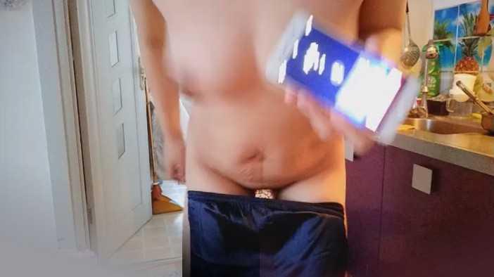 23大奶少妇和隔壁邻居厨房干逼偷情，为寻刺激打电话给老公！