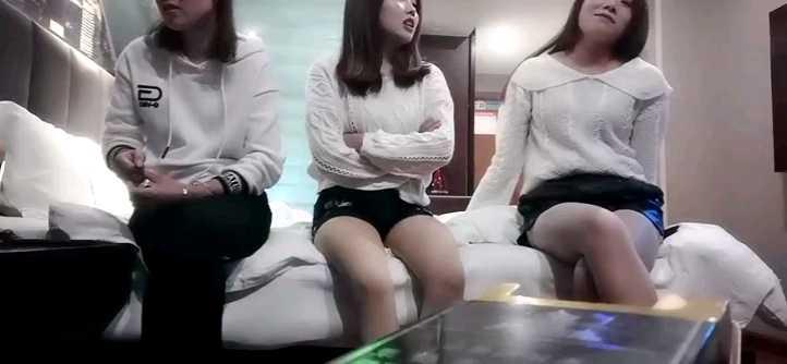 12真实实录换妻?老公狠狠操那个骚逼操哭她。场面太过刺激