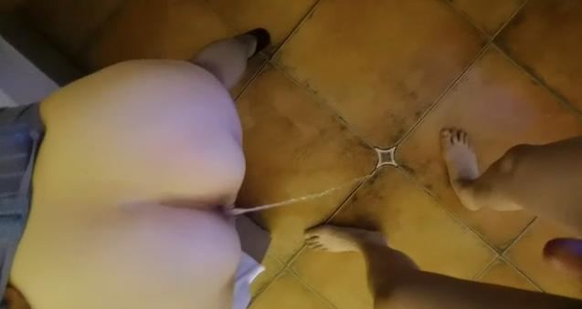 老婆被95后小单男和绿帽老公轮换操喷5次！