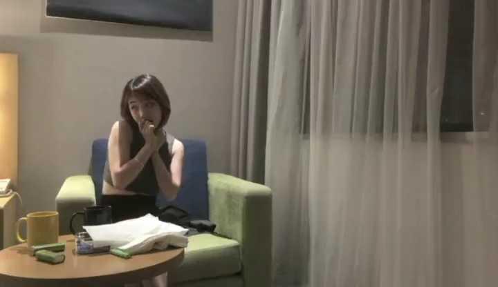 《绿帽学生让朋友偷约自己女朋友》①