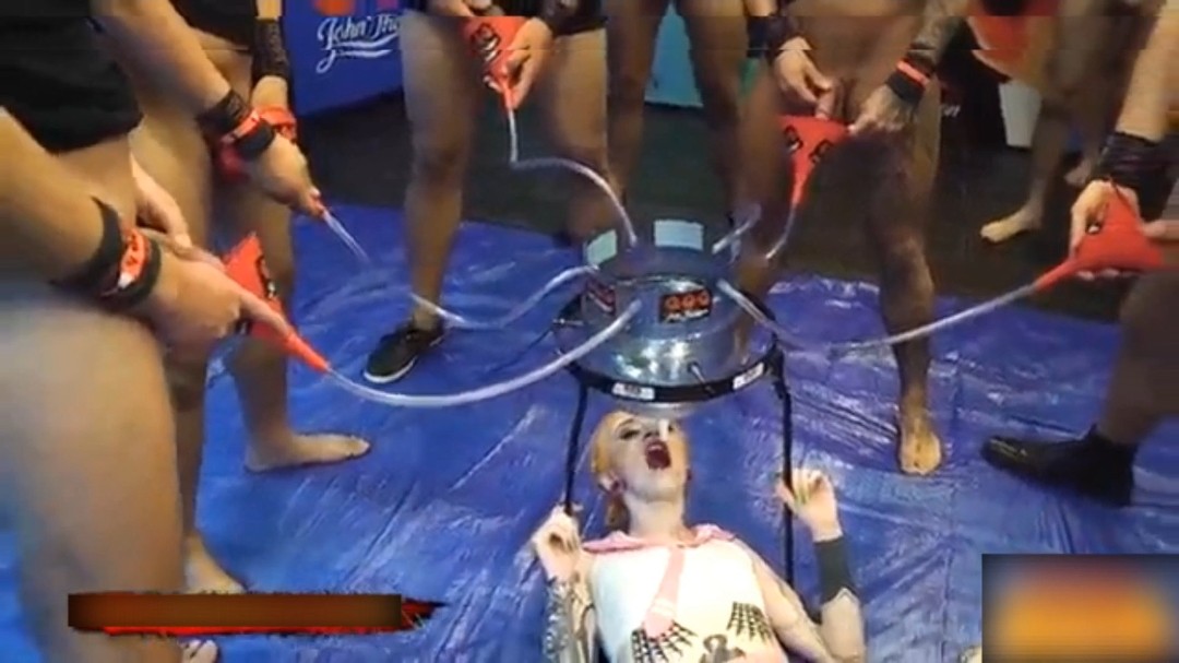 疯狂外国人喝尿#SM#母狗#虐待#饮尿-变态