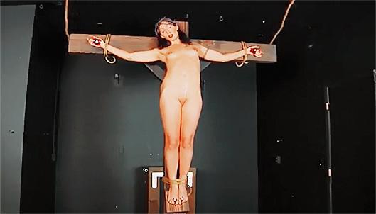 中世纪酷刑 活钉十字架 抡起大锤就开砸