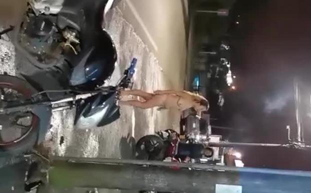 国外裸奔的女人