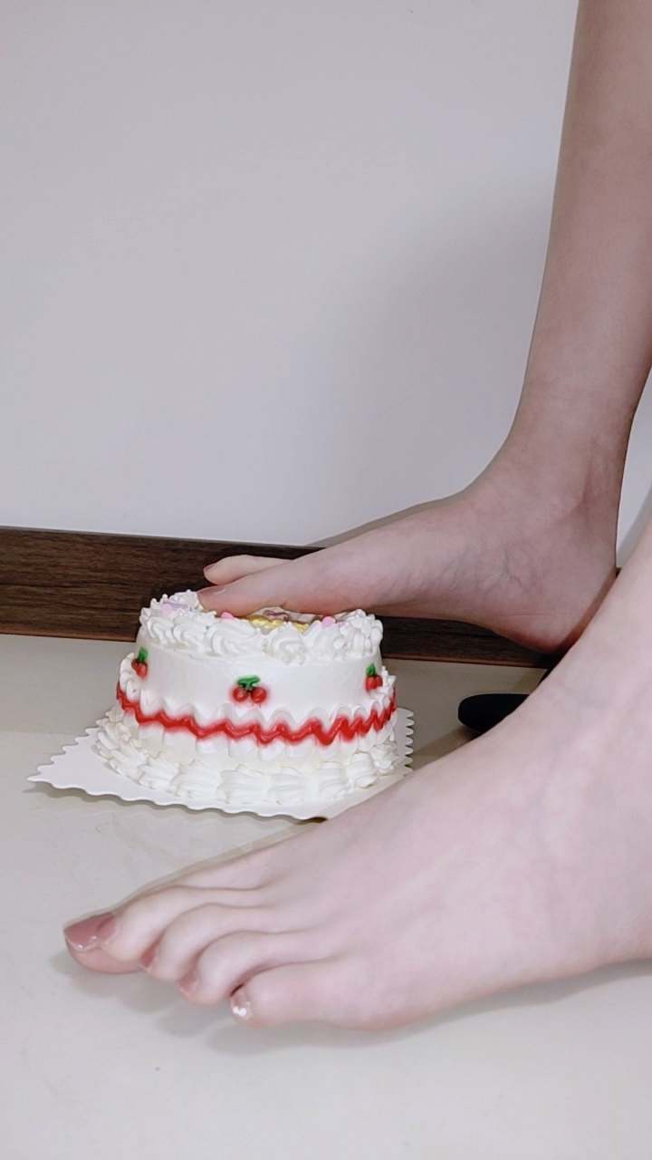 #足控 脚踩小蛋糕，有贱狗想吃吗