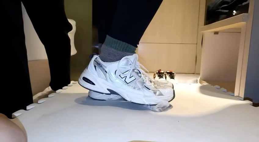 #足控 俩姐妹酒店运动鞋给贱男踩爽了