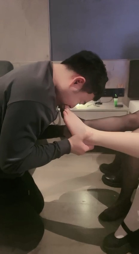 #足控 恋足贱狗在酒店给俩姐妹舔脚