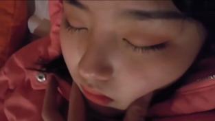 真实姐弟乱伦，趁姐姐喝醉弟弟想把鸡巴放她嘴里，还抠逼 2