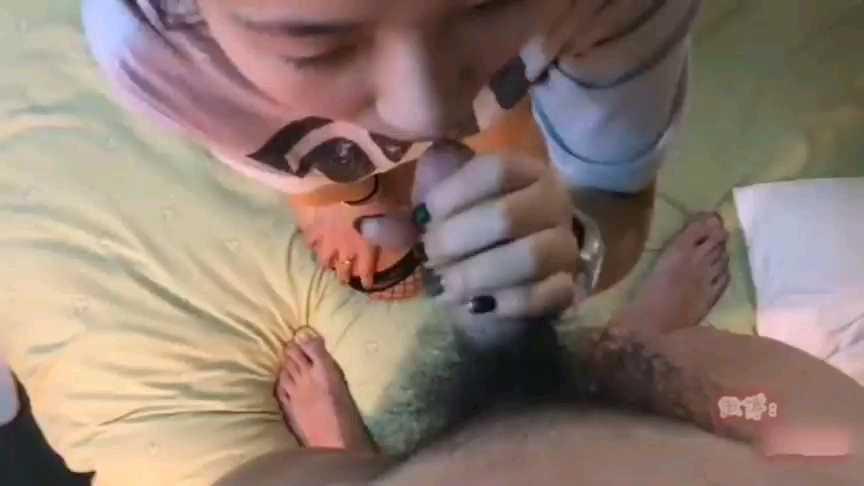 短发学生妹丝袜美腿诱惑，吃鸡秀