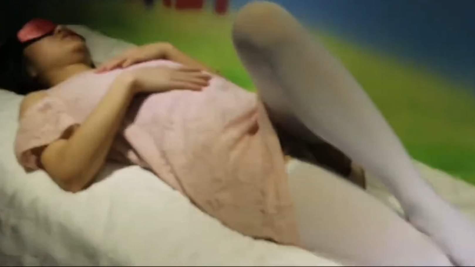 ②【父女乱伦】女儿睡觉的时候骚逼瘙痒难耐，爸爸给她打一剂强心针