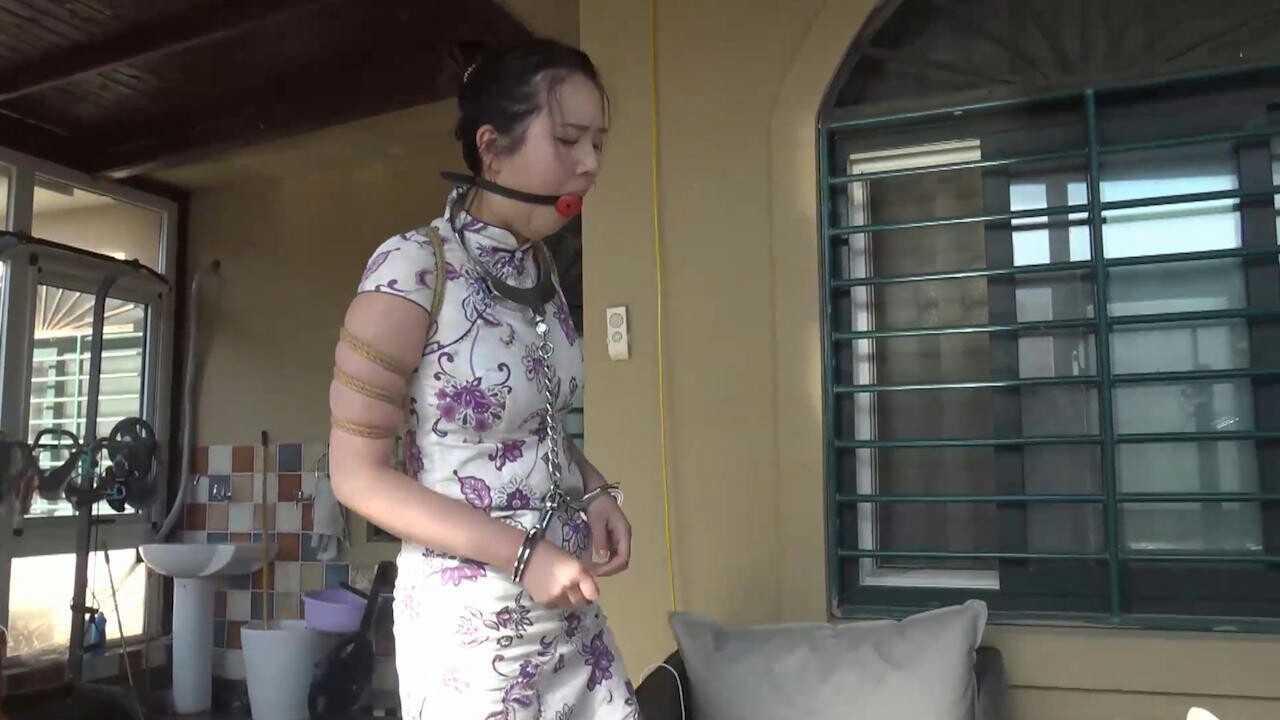 ④少妇被押解拘束做家务