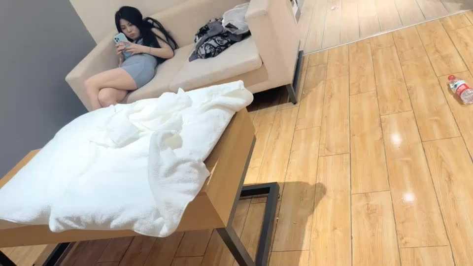 两只美鲍特写，互舔互摸，直接无套换操