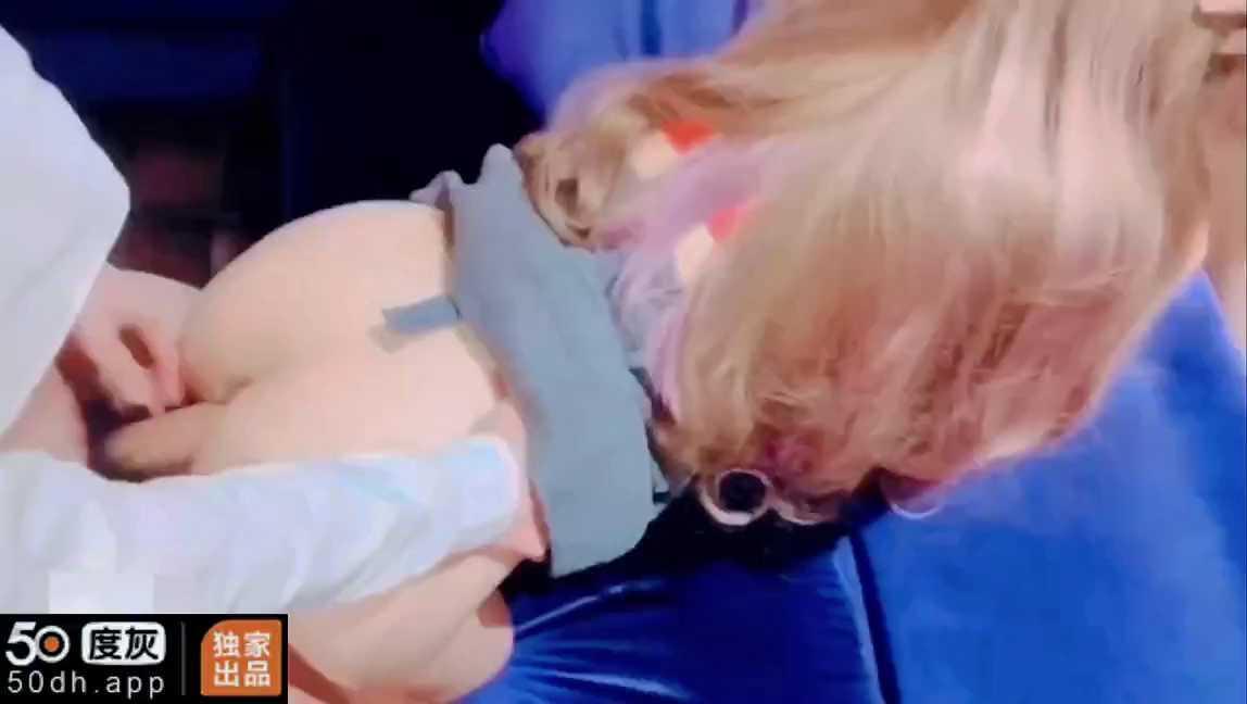 【性爱KTV】开放小萌妹，扒下内裤开操，无套内射