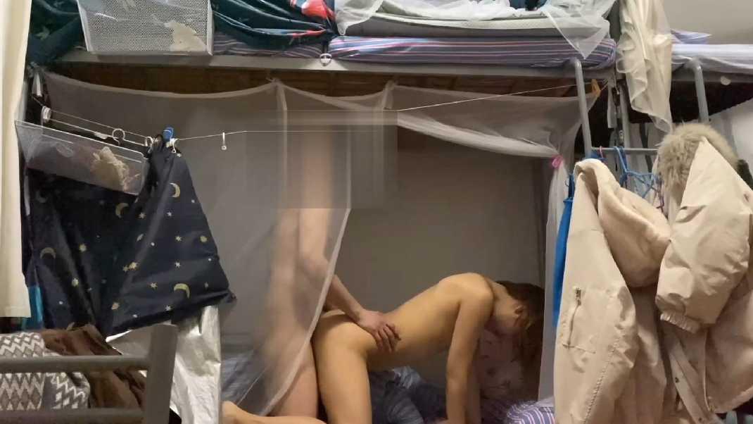 强推宿舍短发妹，偷偷内射