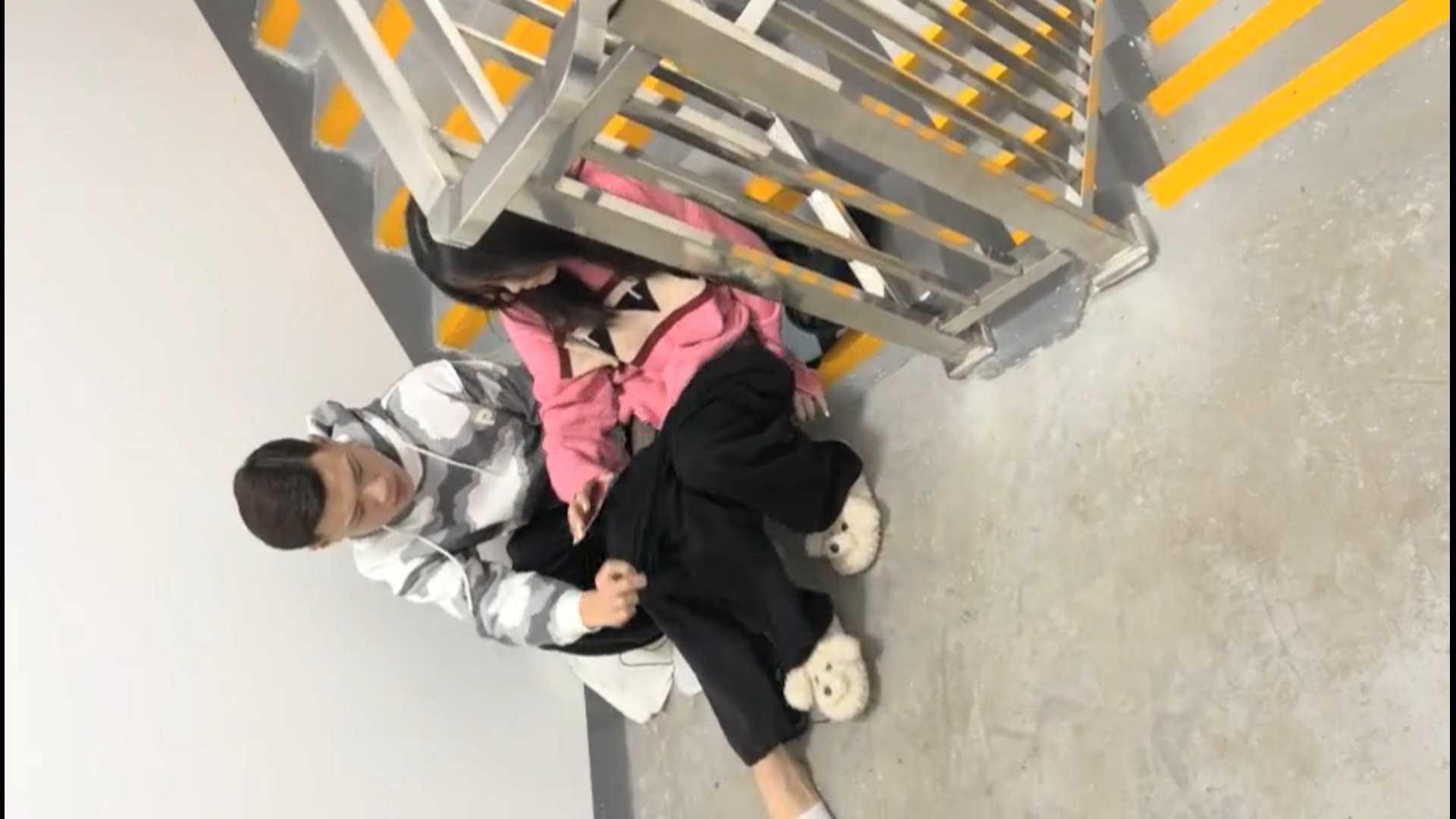 ②年轻情侣楼道上尺度全开