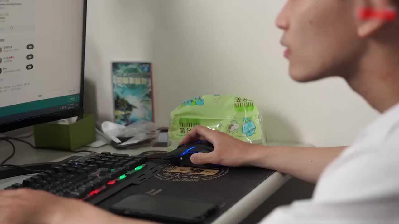 高中弟勾引水电工人操他后面