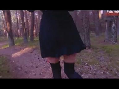 尾随JK服萝莉， 抓住就后入她