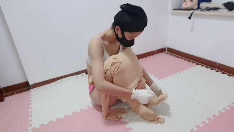 ③在厨房自我陶醉，黑丝高跟鞋jk，房间拘束挣扎扯断了道具