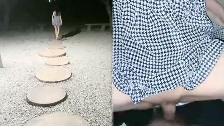 【挑战户外操逼】深夜在帝都玉渊潭公园_也不怕蚊子多的淫荡小情侣挑战户外操逼_无毛嫩穴无内射干爽