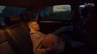 在汽车后座上玩我的阴户和 Lush - Juarty