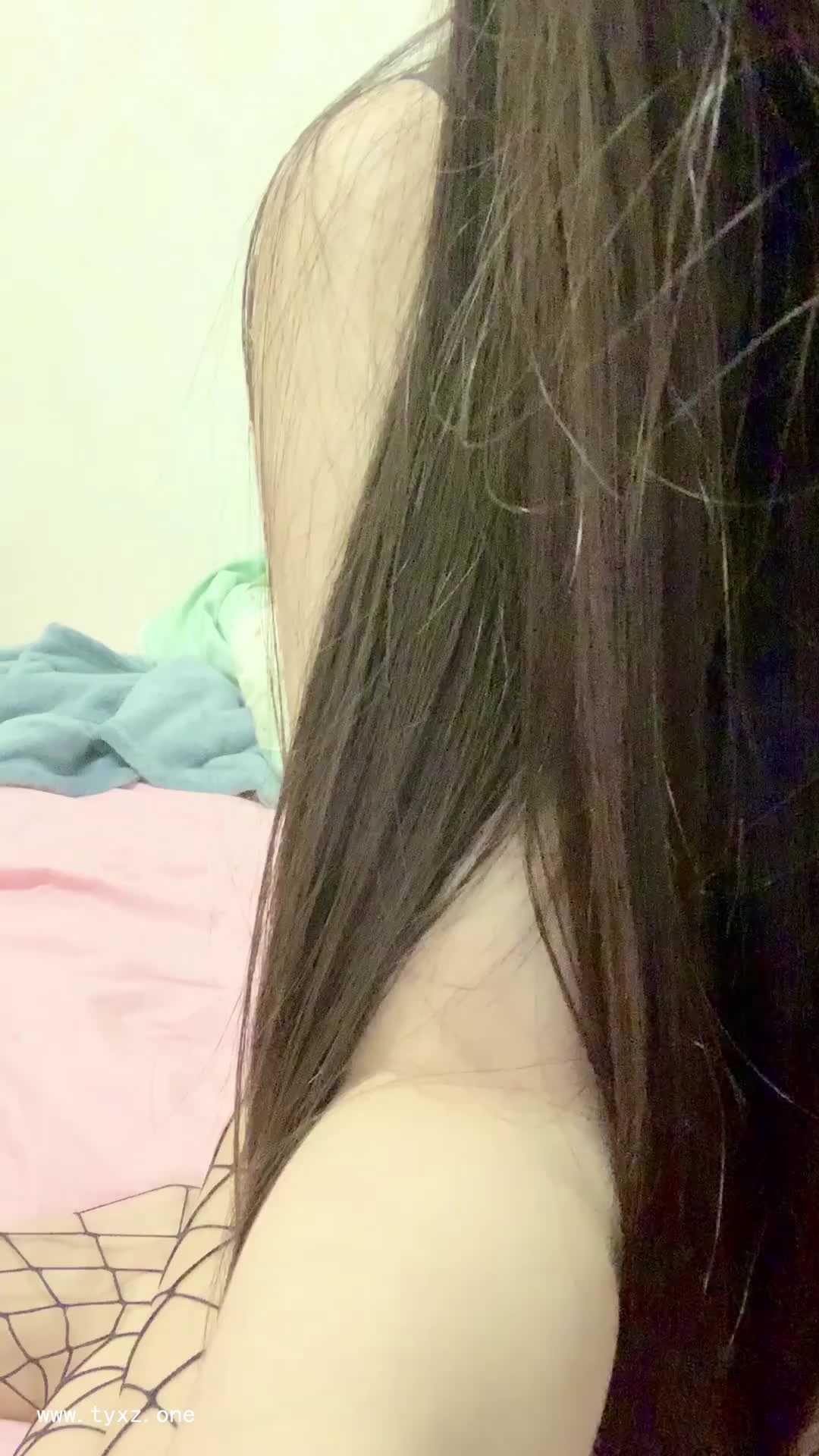 淫荡小妹在家自慰 生怕被家人发现