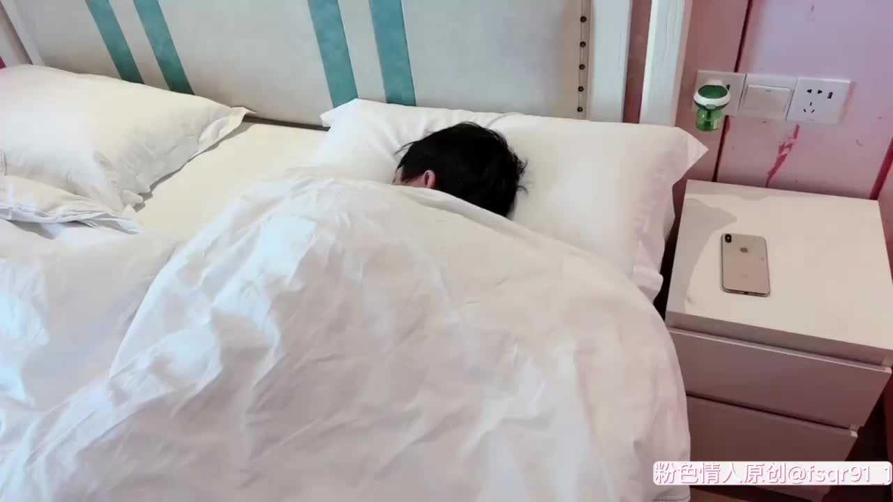 小粉陪玩在线接单，没想到被客户后入内射了