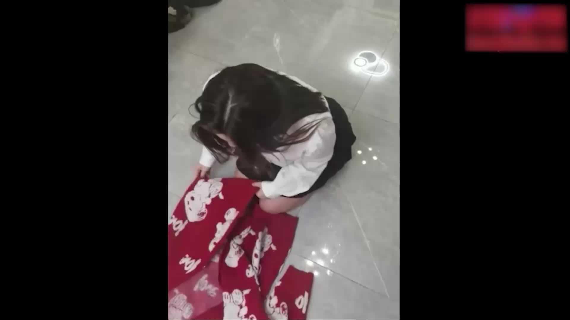 操逼淋尿，调教清纯又淫荡的OL制服美女-眼神很淫荡吸引人爆操