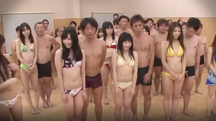 邀请一群男女一起拍摄群P的性爱，多么刺激场面极度淫荡-绿奴性癖