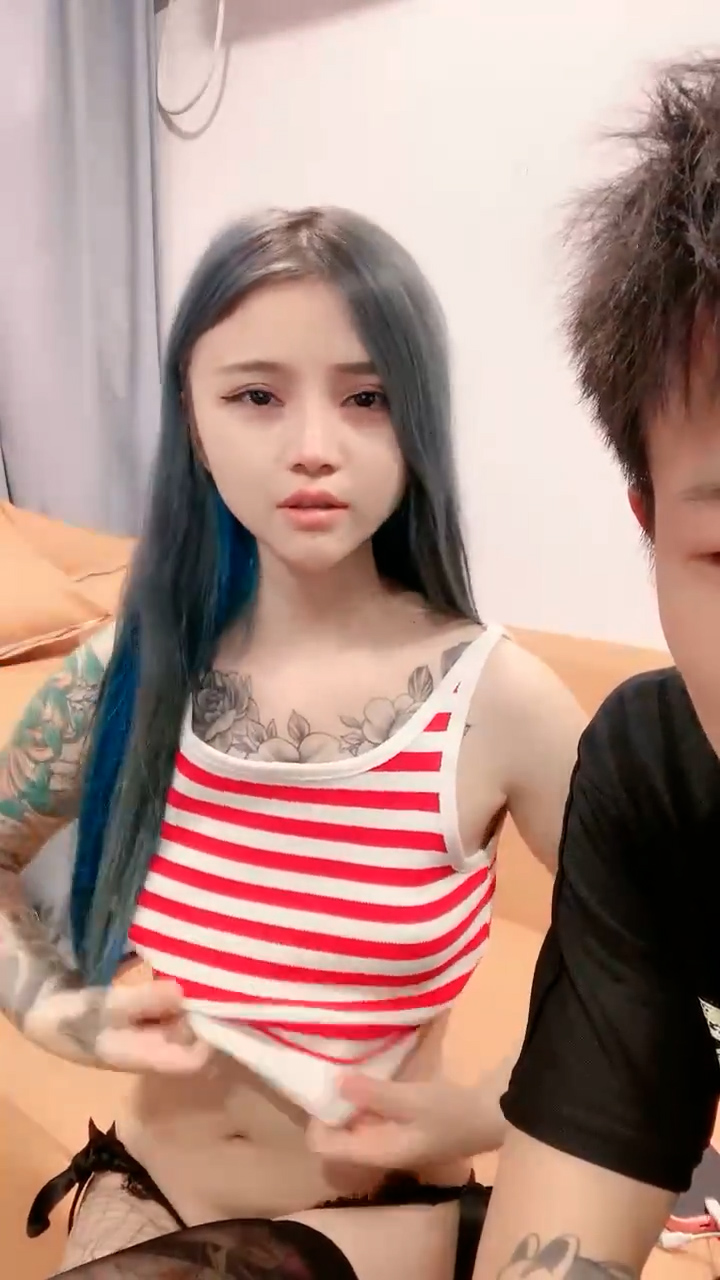 花臂纹身网红小姐姐！和炮友激情操逼！沙发上张开双腿爆插，骑乘位扭动细腰，屁股上下套弄