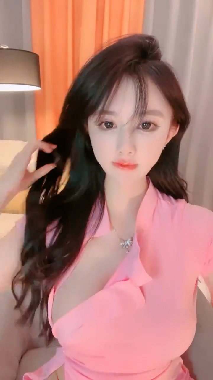 极品尤物网红美女！超棒身材粉嫩！脱下丁字裤自摸骚逼，手指猛扣穴淫水直流，娇喘呻吟极度淫骚