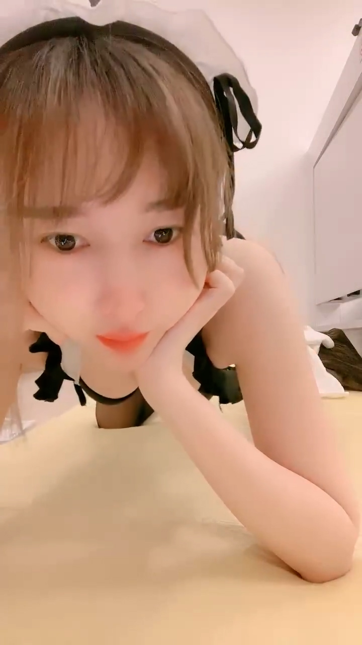 9分颜值气质美女！白嫩皮肤外表甜美！脱下内裤翘美臀，多毛骚穴特写，自摸揉搓娇喘呻吟