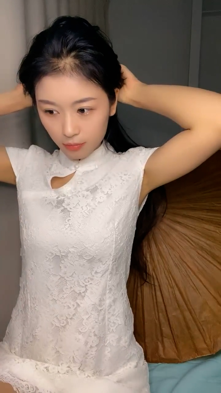 极品尤物气质女神！白色旗袍古典风！美臀超粉嫩穴，脱光光扭腰热舞，假屌插穴，让人欲罢不能