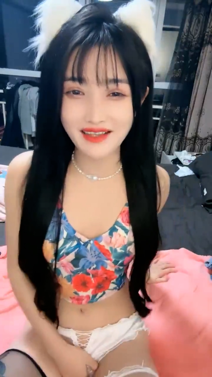 大红唇性感小姐姐！居家炮友操逼！第一视角骑脸插嘴，娇小身材按住双腿爆操，搞得小穴淫水直流